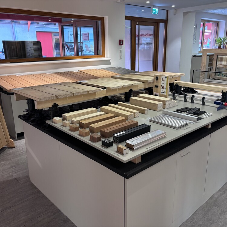 Ausstellungsraum Holzterrasse